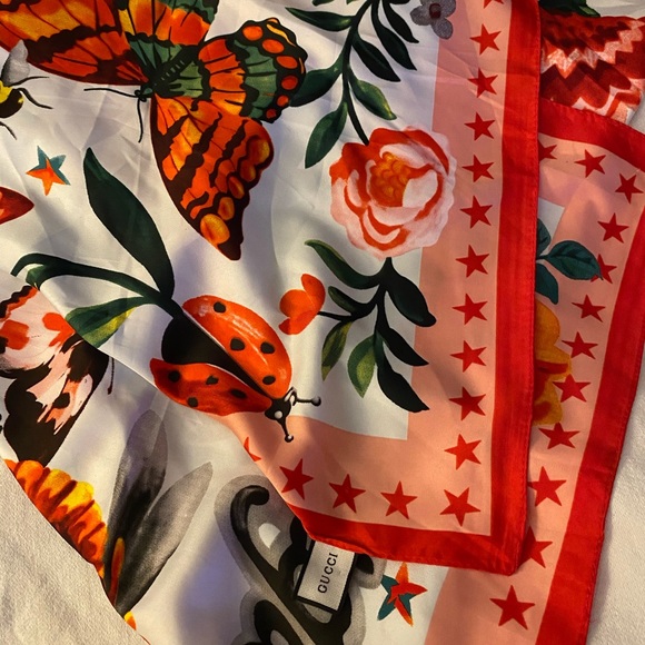 Gucci luxurious Silk scarf - Picture 2 of 11